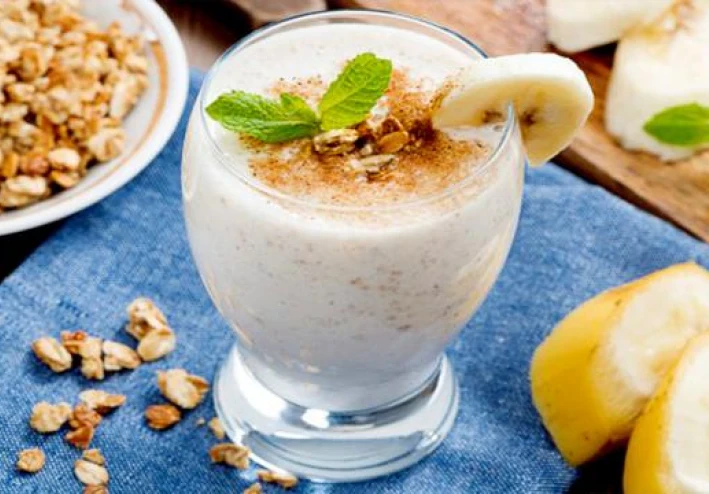 مزايا مشروب الموز مع اللبن والمكسرات وكيفية إعداده بخطوات بسيطة وسليمة