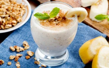 مزايا مشروب الموز مع اللبن والمكسرات وكيفية إعداده بخطوات بسيطة وسليمة