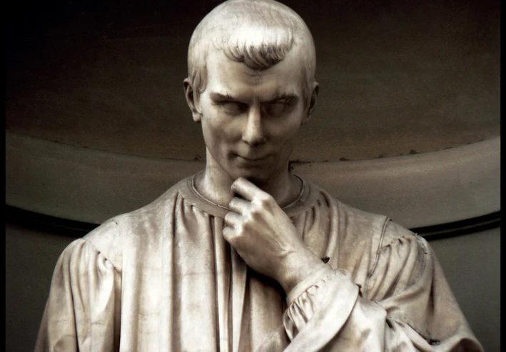 مكيافيللي ومكانته الدائمة: تحليل في التأثير الفكري لكتاب الأمير حول القيادة الحديثة