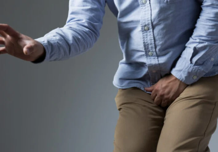 ما هو الحكم الشرعي إذا نزلت قطرة بول بعد الوضوء للصلاة؟