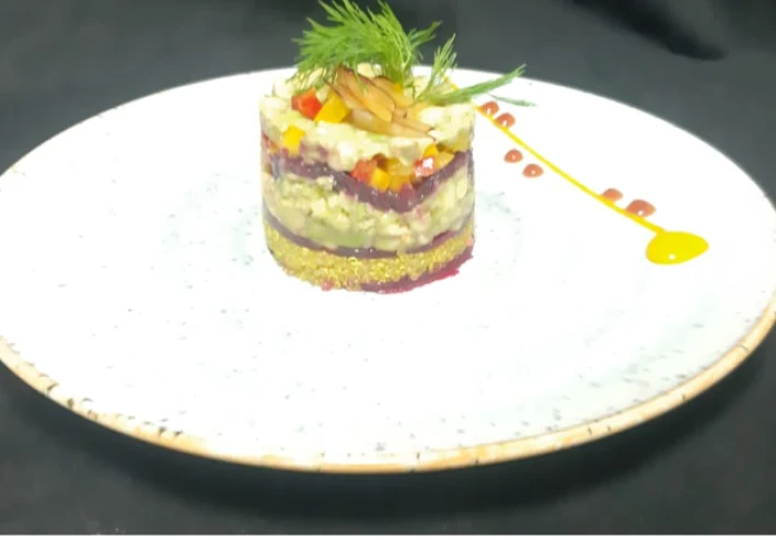 سلطة وحساء الكينوا خالي من الجلوتين