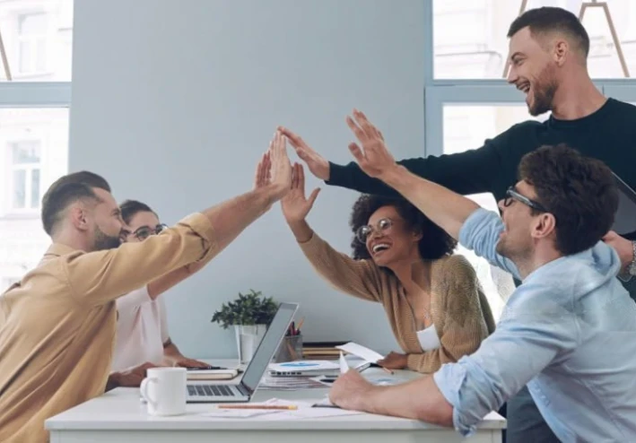 كيف تتفوّق الشركات الناشئة على عمالقة التكنولوجيا في جذب المواهب دون كسر الميزانية