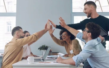 كيف تتفوّق الشركات الناشئة على عمالقة التكنولوجيا في جذب المواهب دون كسر الميزانية