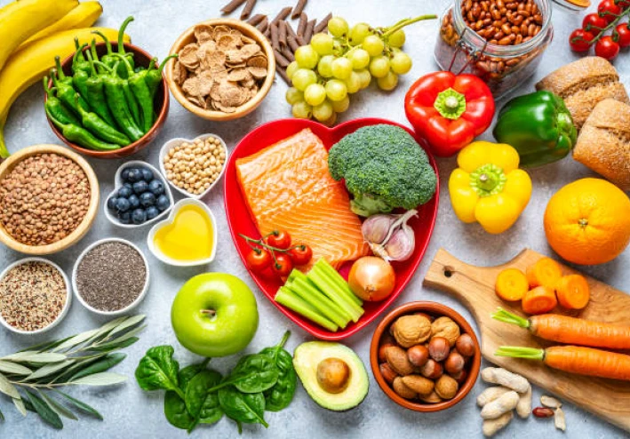 خمس أطعمة بسيطة تغيّر حياتك اليومية نحو صحة أفضل ونشاط دائم