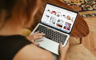 "التجارة الإلكترونية 2025: دليلك الشامل لبدء مشروع ناجح والربح من الإنترنت"