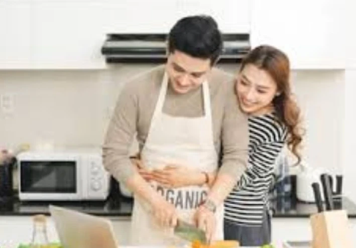 هل يجب على الزوجة أن تطبخ لزوجها؟ بين العُرف والواجب الشرعي