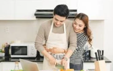 هل يجب على الزوجة أن تطبخ لزوجها؟ بين العُرف والواجب الشرعي