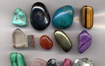 جواهر الأرض : رحلة في عمق المعنى والخلود نبذة من القلب عن الاحجار