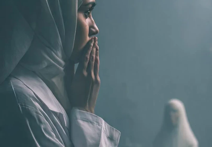 ظِلّ الغيرة: اعترافات طبيبة نفسية دمّرت أقرب صديقة لها