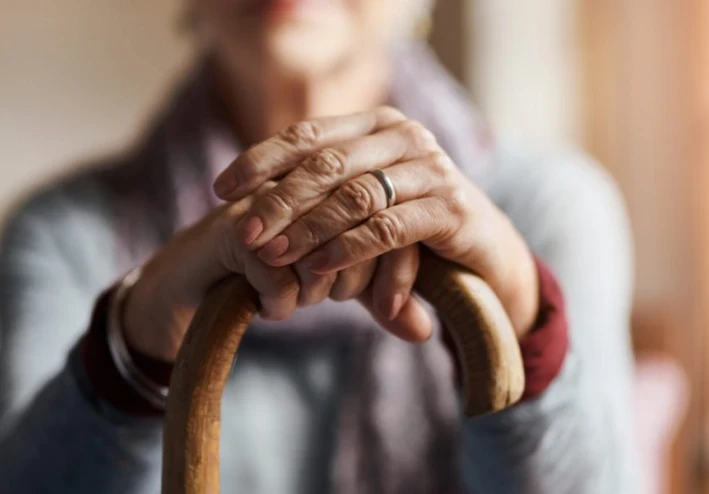 *ستة أشياء نندم عليها أكثر عندما نصبح بالغين**