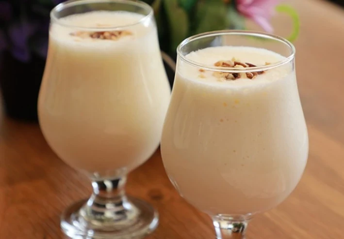 سموذي الشمام بالحليب واللوز: وصفة منعشة ومغذية لصيفٍ مثالي