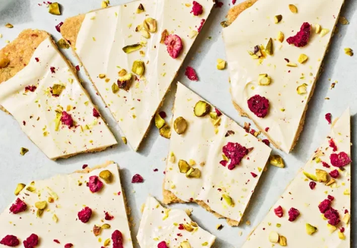 بسكويت بالشوكولاتة البيضاء والفستق: وصفة لذيذة وسهلة التحضير