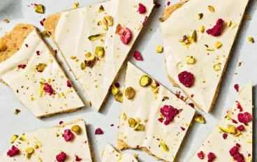 بسكويت بالشوكولاتة البيضاء والفستق: وصفة لذيذة وسهلة التحضير