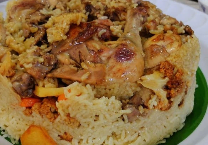 🍽️ مقلوبة القرنبيط بالدجاج: وصفة لذيذة وسهلة بطعم شرقي أصيل