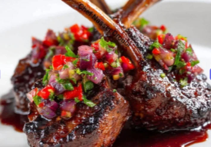 لحم الضأن المشوية مع سلطة البرقوق