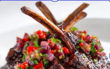 لحم الضأن المشوية مع سلطة البرقوق