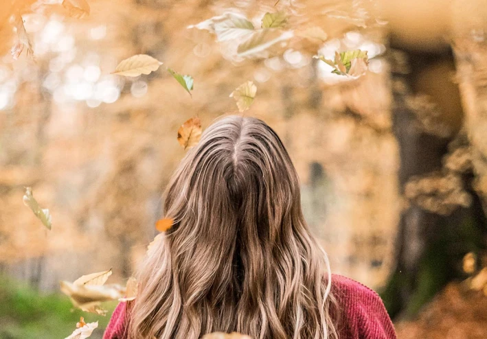 تساقط شعر الخريف يؤثر أيضا على الرموش والحواجب"