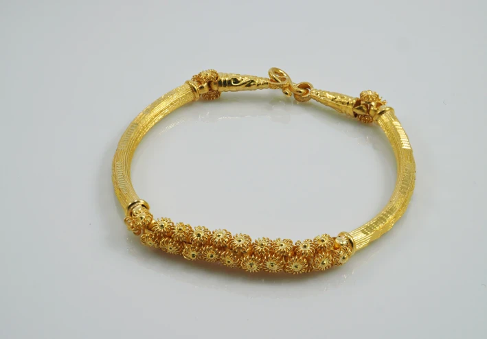 سعر جرام الذهب عيار 21 في مصر: تحليل مفصل للعوامل المؤثرة وتوقعات السوق.