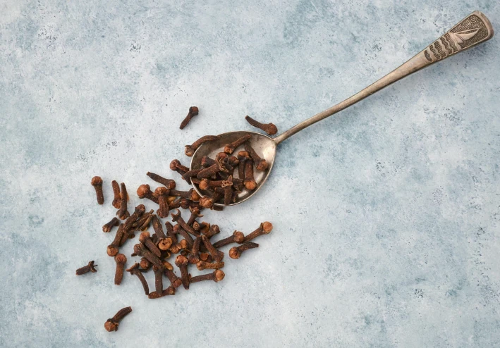 فوائد القرنفل الصحية والجمالية