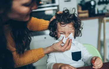 🌼 كيف تحمين طفلك من أدوار البرد الشائعة في الشتاء؟ دليل الأمهات للوقاية والشفاء 🌼