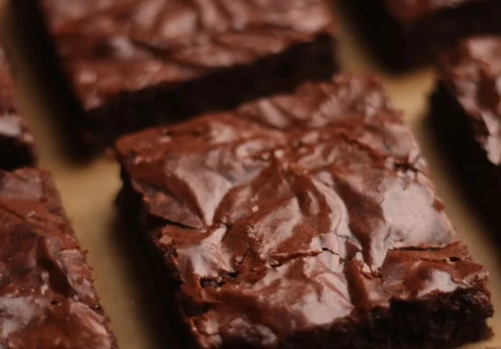 وصفة براونيز شوكولاتة سهلة وسريعة | تعلمي طريقة عمل البراونيز الطرية والقوية في النكهة بنتيجة مضمونة 100%