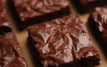 وصفة براونيز شوكولاتة سهلة وسريعة | تعلمي طريقة عمل البراونيز الطرية والقوية في النكهة بنتيجة مضمونة 100%