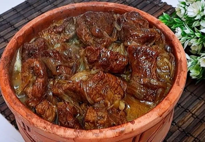 🍲 طريقة عمل اللحمة بالبصل – وصفة مصرية شهية وسهلة التحضير