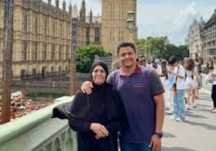 قصة كفاح الدكتور أحمد إبراهيم… من طفل أمام حيطة مهدومة إلى دكتور كبير في أوروبا**