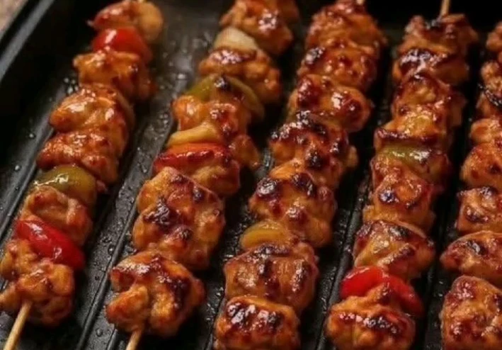 🫕 طريقة عمل الشيش طاووق — تتبيلة المطاعم السرّية لطعم لا يُقاوَم