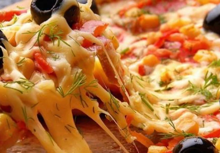 "اعملي البيتزا الإيطالية في البيت… هتبهري أسرتك من أول لقمة!"