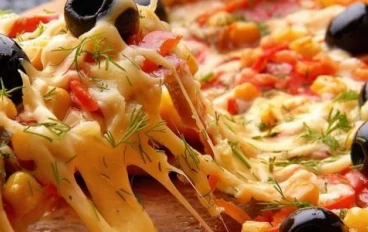 "اعملي البيتزا الإيطالية في البيت… هتبهري أسرتك من أول لقمة!"