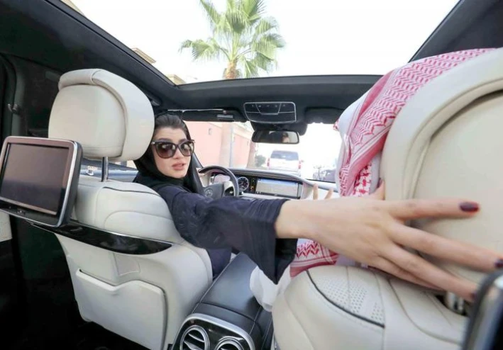 شروط قيادة المرأة الأجنبية للسيارة في السعودية