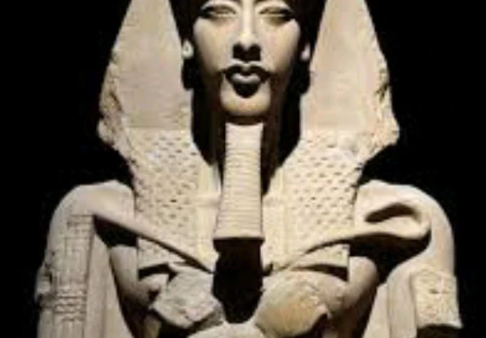 أخناتون… فرعون الثورة الدينية وأول من دعا للتوحيد