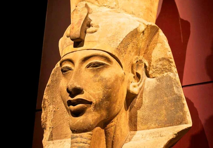 إخناتون ونفرتيتي: ثورة التوحيد وتغيير وجه مصر القديمة