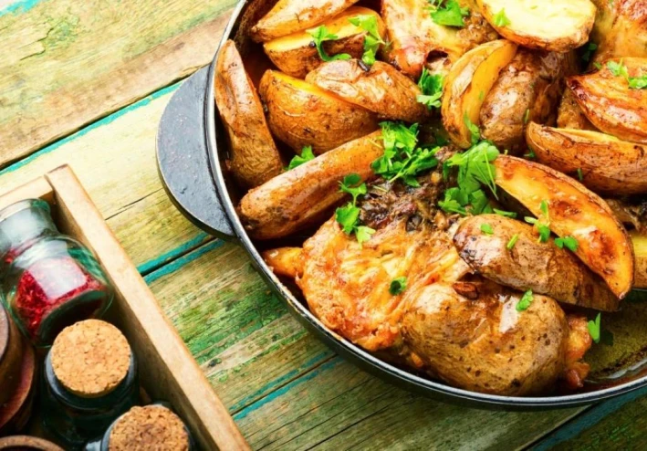 🍗🔥 طريقة عمل تبسي الدجاج بالبطاطس – وصفة عراقية لذيذة بنكهة غنية