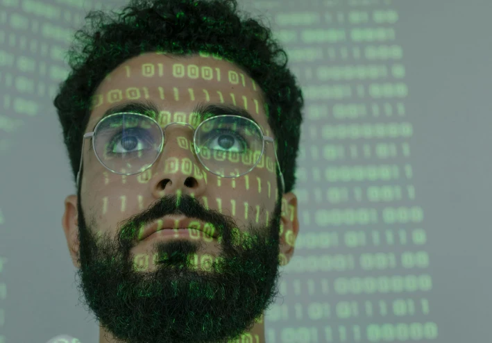 الخصوصية في خطر: كيف يجمع الذكاء الاصطناعي بياناتنا بلا توقف؟