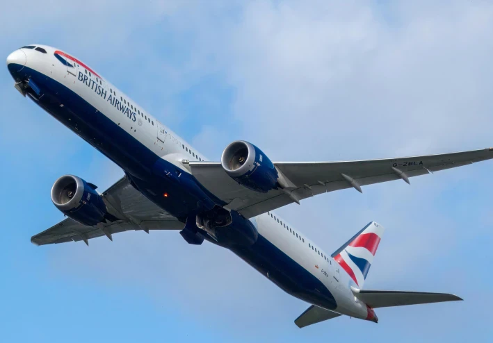 “الطائرة اللي كانت هتولّع الشرق الأوسط… الصندوق الملعون وفضيحة بريطانيا فوق سماء إيطاليا”