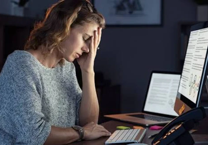 10 علامات خطيرة يخبرك بها جسمك أنك مرهقة نفسيًا وجسديًا… لا تتجاهليها