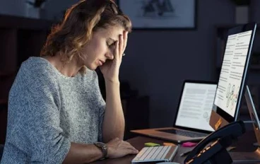 10 علامات خطيرة يخبرك بها جسمك أنك مرهقة نفسيًا وجسديًا… لا تتجاهليها