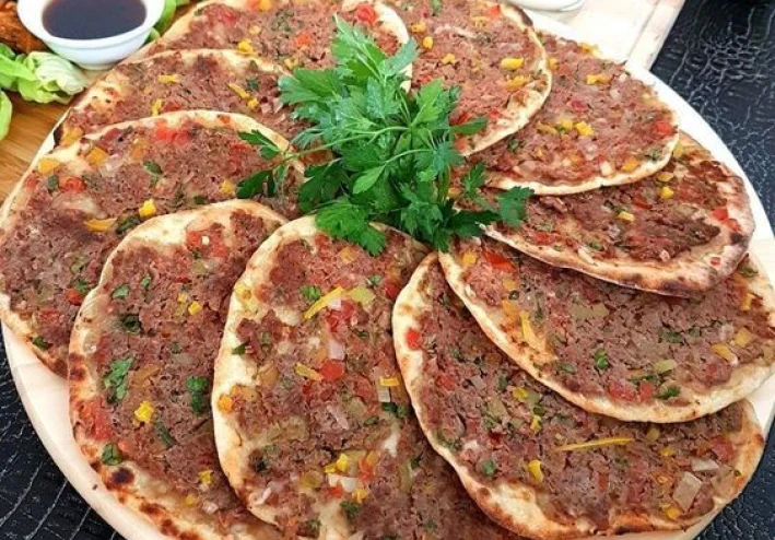 المعجّنات بين التراث والحداثة… رحلة نكهة عالمية وتألّق المناقيش العربية