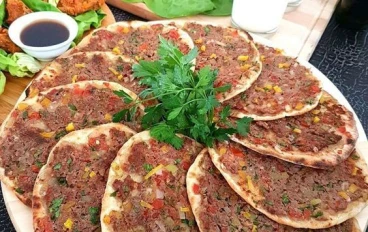 المعجّنات بين التراث والحداثة… رحلة نكهة عالمية وتألّق المناقيش العربية