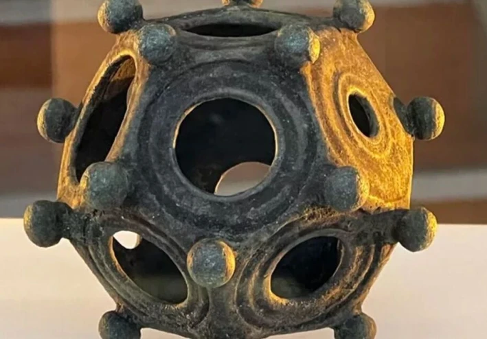 اغرب 6 اشياء  ظهرت في التاريخ... مخطوطة مجهولة وكومبيوتر عمره 2000 عام: 6 أشياء تقلب فهمنا للتاريخ!