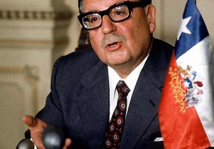 سلفادور أليندي: رئيس تشيلي الاشتراكي وصانع التاريخ