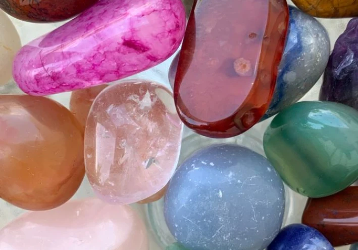 "الأحجار الكريمة: بين الجمال والطاقة"