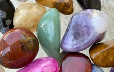 "الأحجار الكريمة: بين الجمال والطاقة"