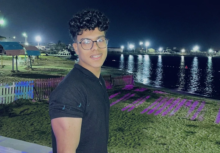 ليه الفلوس بتخلص قبل نص الشهر؟ تحليل حياتي من قلب الشارع المصري