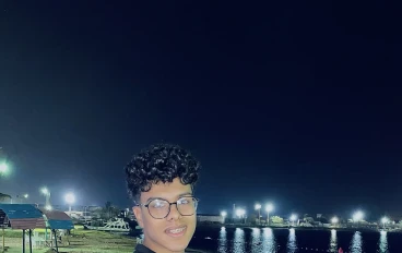 ليه الفلوس بتخلص قبل نص الشهر؟ تحليل حياتي من قلب الشارع المصري