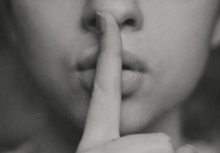 معاقبة الصمت: هذه هي الطريقة التي يعمل بها قانون الجليد الذي يدمر علاقتك