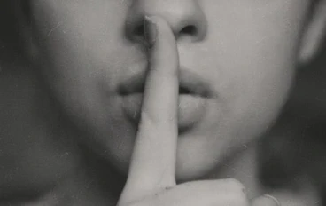 معاقبة الصمت: هذه هي الطريقة التي يعمل بها قانون الجليد الذي يدمر علاقتك