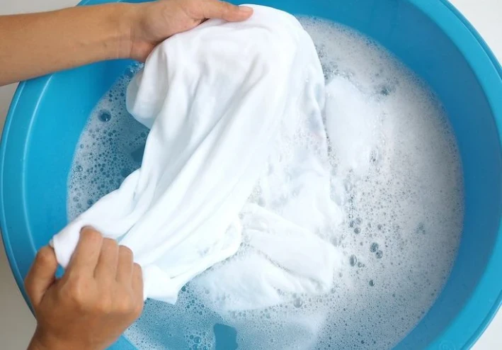 🥼 إزالة جميع أنواع البقع من الملابس: دليلك الشامل للتنظيف الفعّال دون إتلاف الأقمشة